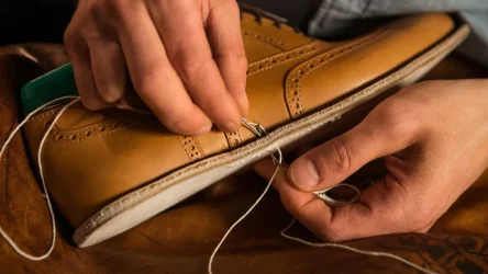 cordonnier-en-atelier-de-fabrication-de-chaussures (1)
